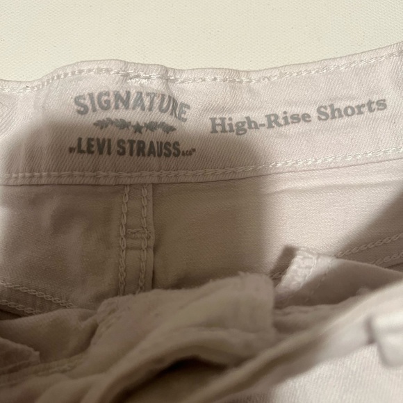 EUC‎ Levis Womens White Mid Length Stretch Cuffed Jean Shorts Size 26 (B5) - Picture 4 of 8